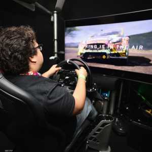 طفل يلعب لعبة سباق السيارات