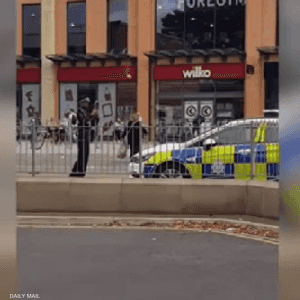 شرطي بريطاني يخالف سيارة زملائه