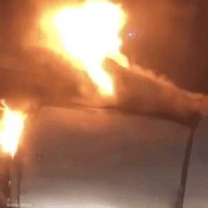 ألسنة اللهب تخرج من محركات الطائرة