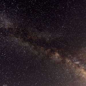 الثقوب السوداء تفقد طاقتها عبر إطلاق الجزيئات عديمة الكتلة ا