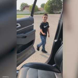 تدخل غير متوقع لشرطي في "رقصة كيكي"