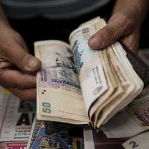 البيزو هبط إلى مستويات قياسية مقابل الدولار