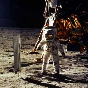 على سطح القمر