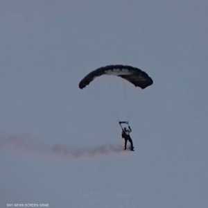 فنان يهبط من السماء لإحياء حفلة