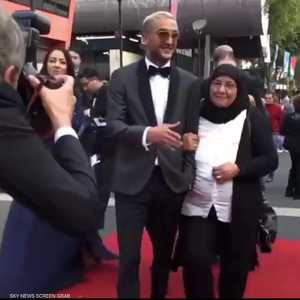 نجم مغربي يكرم والدته في هولندا