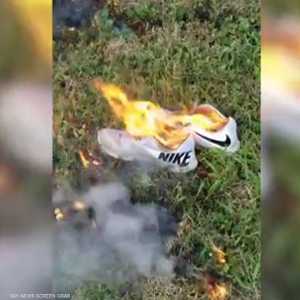 زبائن نايكي يحرقون منتجاتها