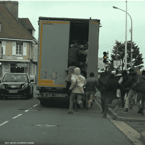 مهاجرون أفارقة يحاولون الصعود على متن شاحنة