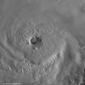 لقطات الإعصار "الكبير" تثير الرعب