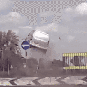 السيارة الطائشة طارت في الهواء