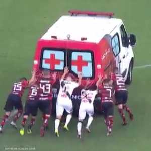لاعبون يدفعون سيارة إسعاف في الملعب