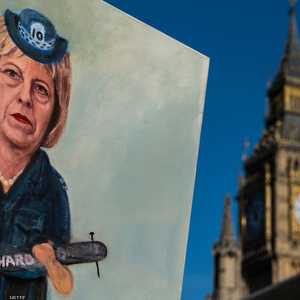 لافتة احتجاج على كيفية إدارة ماي لملف البريكست