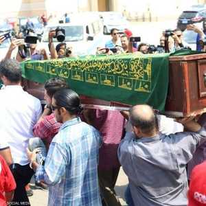 فنانون ومواطنون مصريون يشيعون جثمان الفنان الراحل جميل راتب.