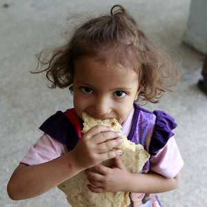 حتى الخبز لم يسلم من انتهكات المتمردين الحوثيين.