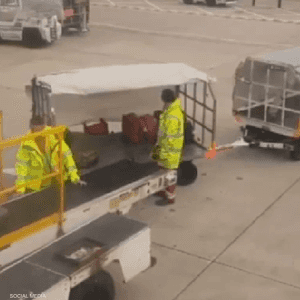 عمال المطار يرمون حقائب المسافرين