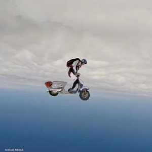 يغامر بقيادة سكوتر في السماء