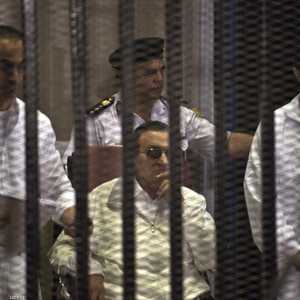 الرئيس الأسبق حسني مبارك وابنيه علاء داخل قفص الاتهام. أرشيف