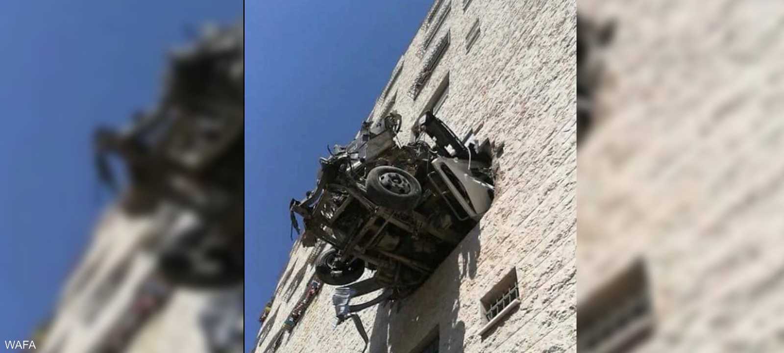 الشاحنة وقد علقت في النافذة