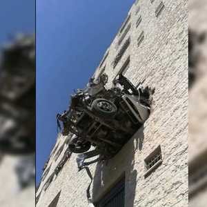 الشاحنة وقد علقت في النافذة