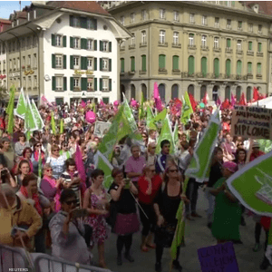 جانب من المشاركات في التظاهرة في برن