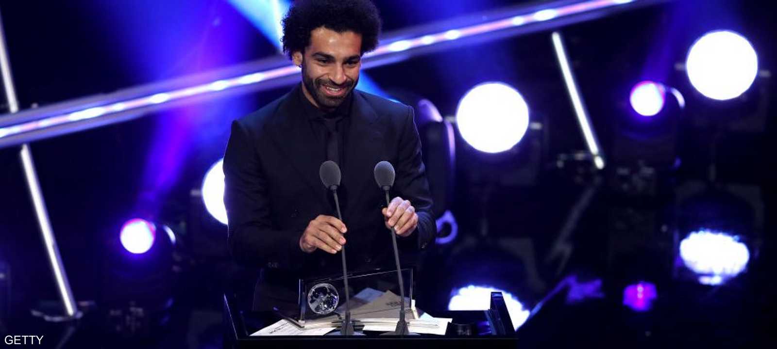 نجم الكرة المصري محمد صلاح يتسلم جائزة بوشكاش لأفضل هدف