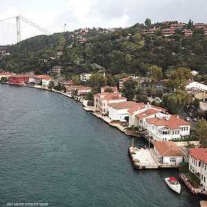 يقع على مضيق البوسفور 600 قصر