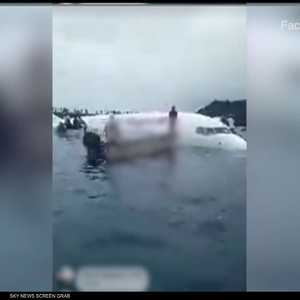 طائرة على سطح الماء