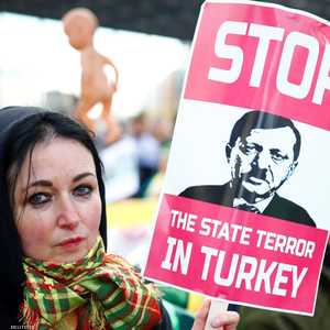 لافتة تقول: أوقفوا إرهاب الدولة في تركيا