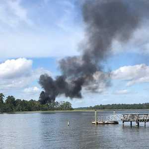 سحب من الدخان بعد تحطم طائرة إف-35