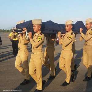 جثمان أجونغ حمله جنود من الجيش الإندونيسي