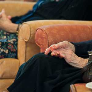 نصف النساء عرضة للإصابة بأمراض الخرف وألزهايمر وباركنسون