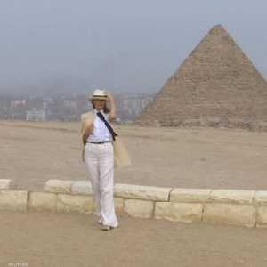 ميلانيا ترامب تتأمل أبو الهول