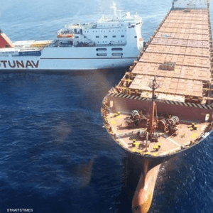 أدى التصادم إلى تسرب الوقود في مياه البحر