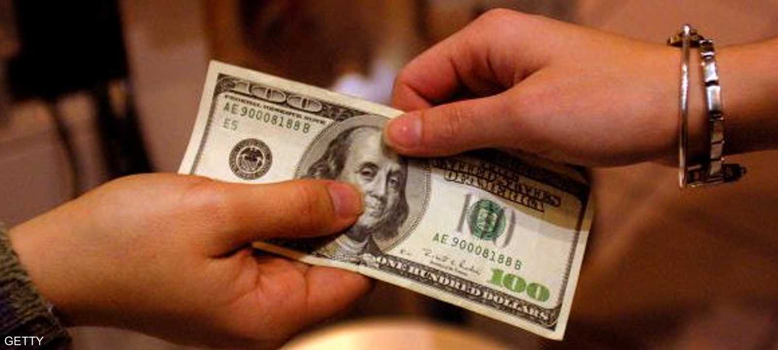 ارتفاع الدولار يتزامن مع هبوط لليورو