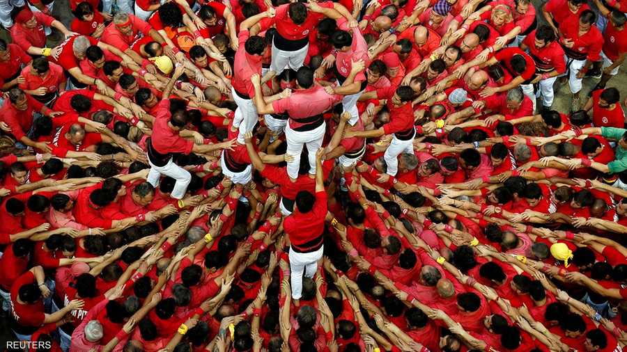 برج بشري لحظة انهياره.