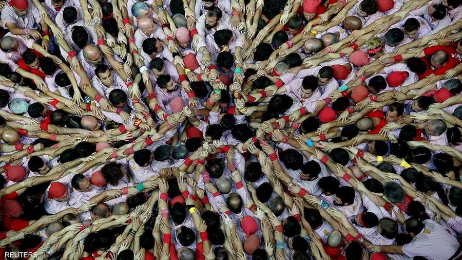 يستعدون لإنشاء برج بشري.