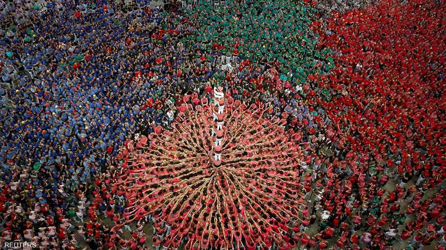 برج بشري وسط حشد من الألوان.