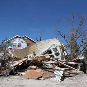 تسبب الإعصار المدمر في مقتل 6 أشخاص على الأقل