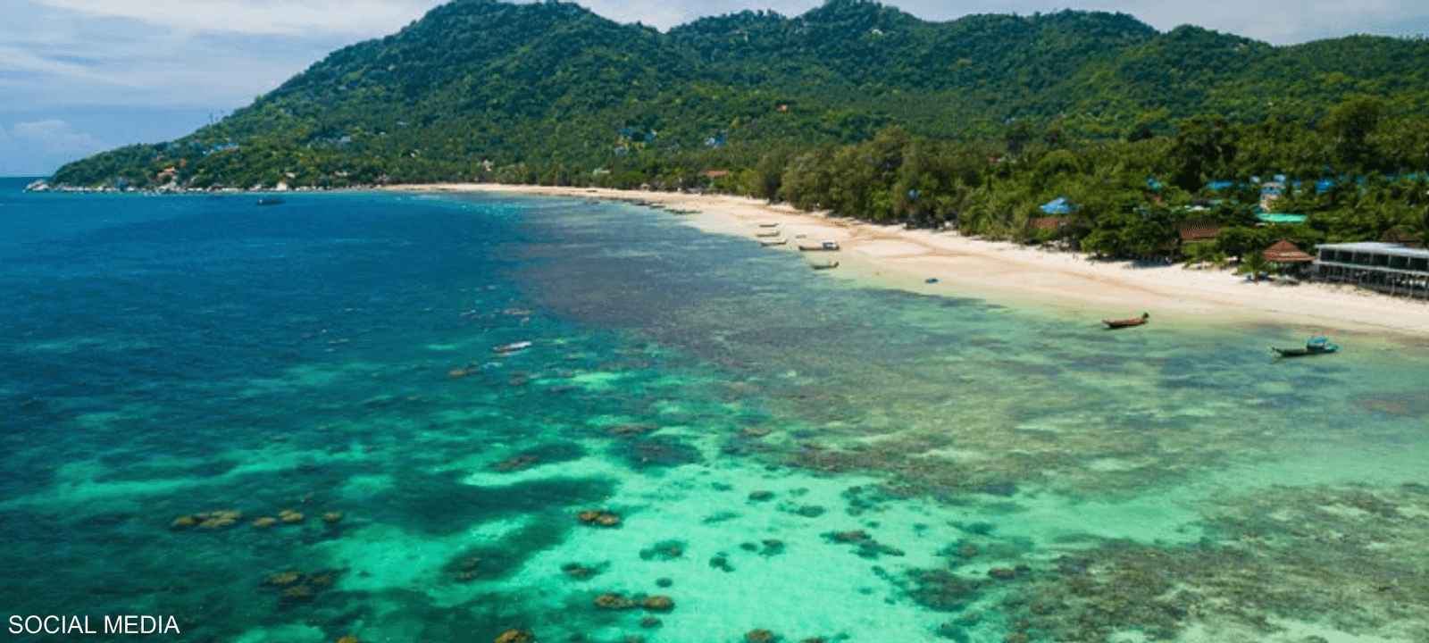 السائح طفا على الماء في شاطئ سايريس بالجزيرة الساحرة