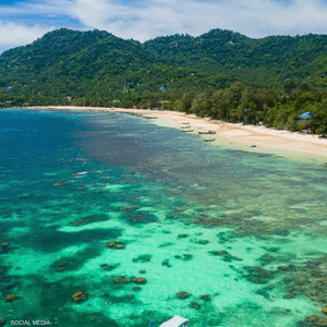 السائح طفا على الماء في شاطئ سايريس بالجزيرة الساحرة