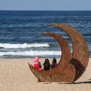 لاجئون سوريون على شاطئ بيروت.