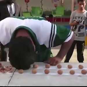 باكستاني يحطم "رقم الجوز" بضربات الرأس