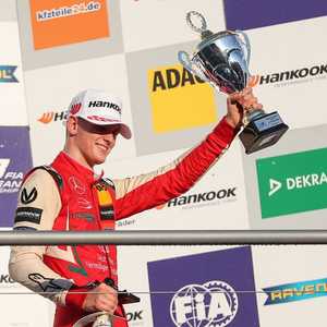 نجل مايكل شوماخر يتتبع أثره في حصد الجوائز