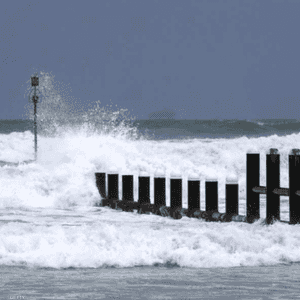 رياح عاتية وأمطار غزيرة  تضرب مناطق في اليمن