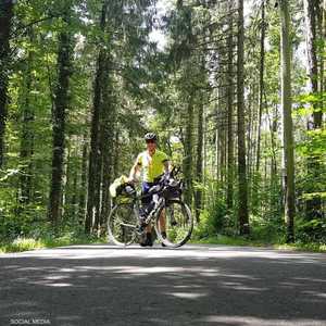 المراهق البريطاني سعى لأن يكون أصغر شخص يجوب العالم بدراجة