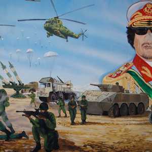 لوحة جدارية لمعمر القذافي في ساحة عرض كتيبة خميس في طرابلس