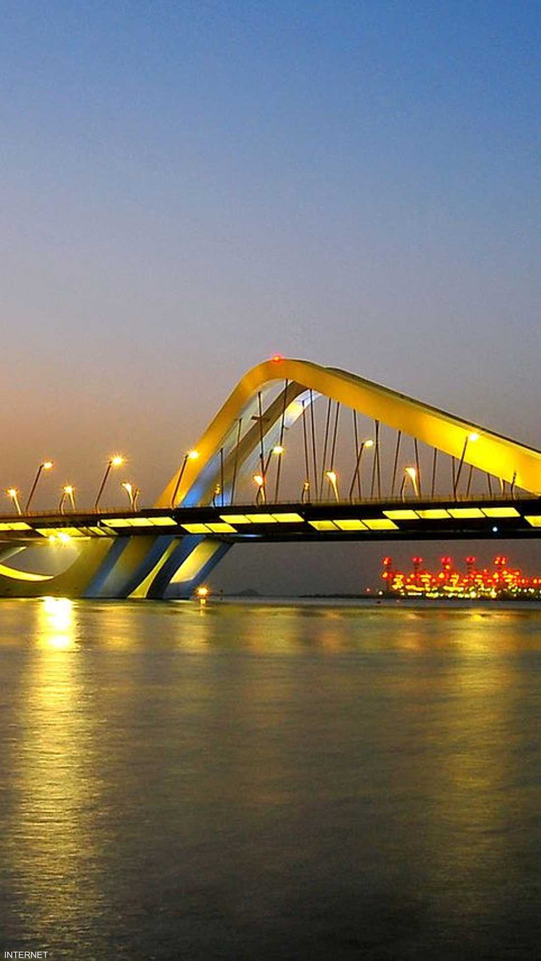 جسر الشيخ زايد يربط جزيرة أبوظبي ببر الإمارة
