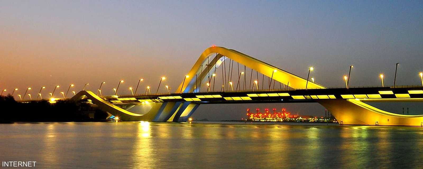 جسر الشيخ زايد يربط جزيرة أبوظبي ببر الإمارة