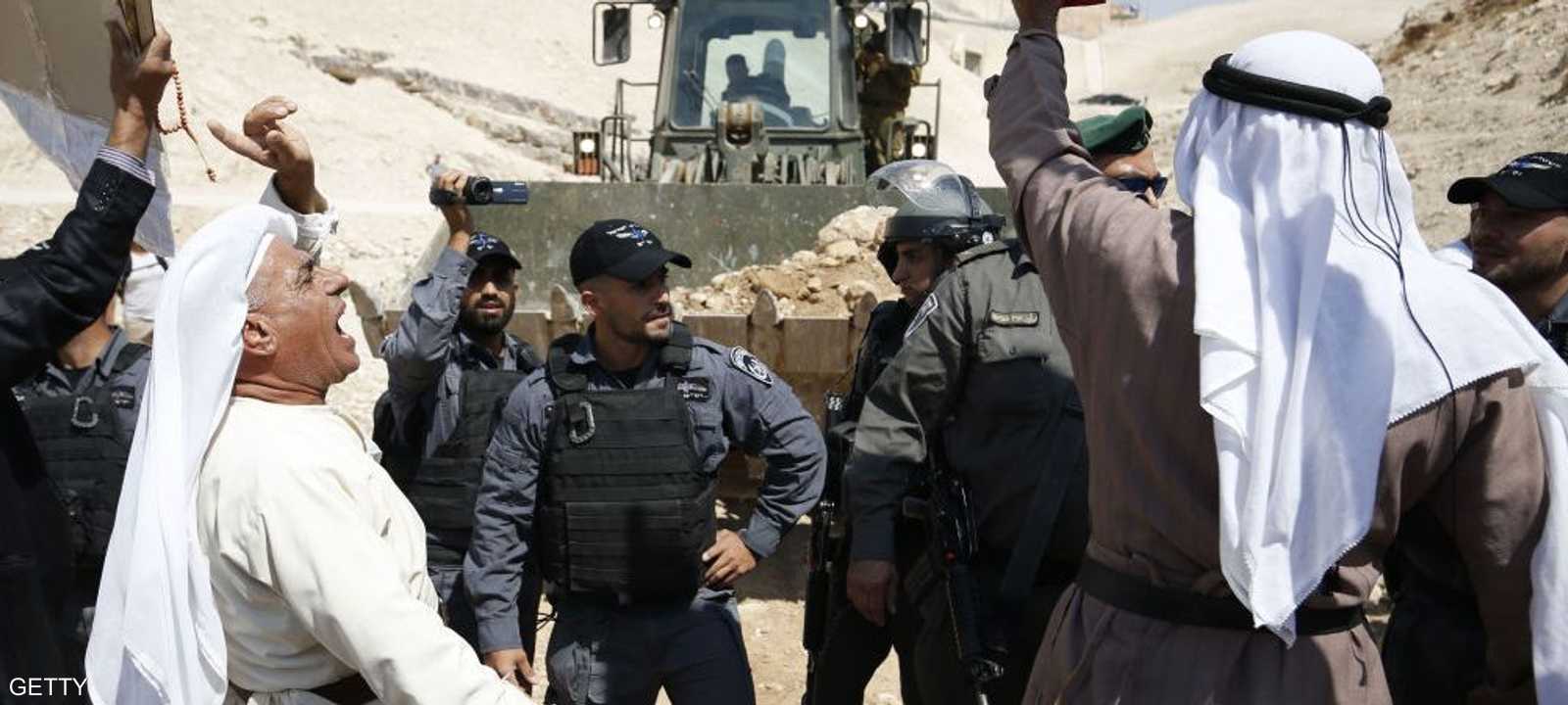 سكان الخان الأحمر يواجهون آلات الهدم الإسرائيلية.