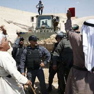 سكان الخان الأحمر يواجهون آلات الهدم الإسرائيلية.