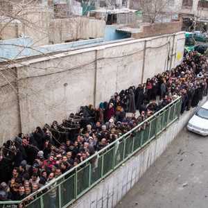 مئات الإيرانيين يصطفون للحصول على طعام جنوب طهران.